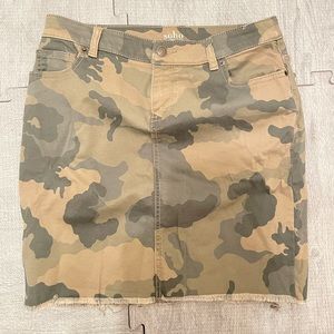 Camo SoHo jeans Skirt. Women’s size 4.